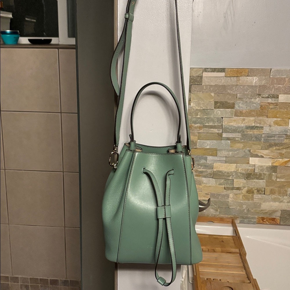 Furla Miastella Bucket leather bag
It’s the bigger size, can fit a lot! - Picture 2 of 4